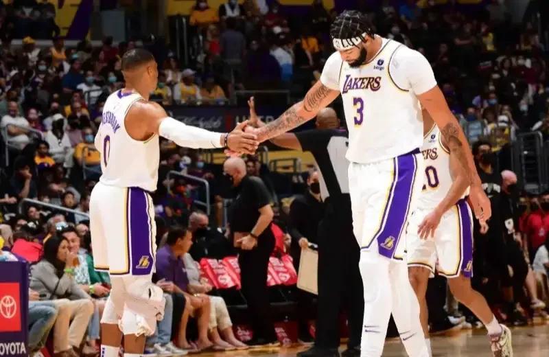 九游体育-浓眉哥重返赛场，刷新纪录首场状态出色，加拿大队观众沸腾！